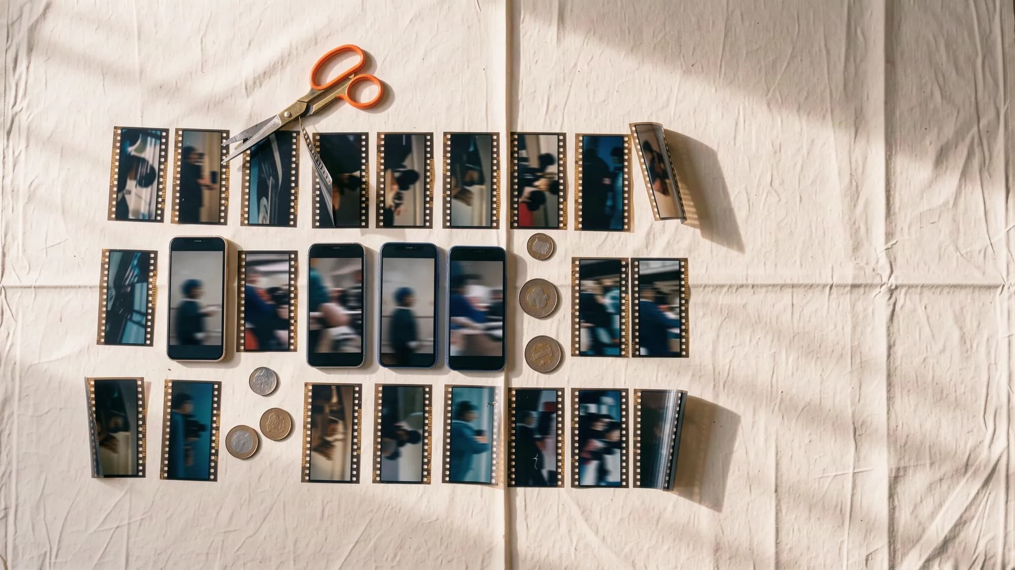 Grafik: Ein langes Video wird in viele kurze Hochformat-Clips zerlegt, die sich auf Smartphones verteilen und Reichweite erzeugen.